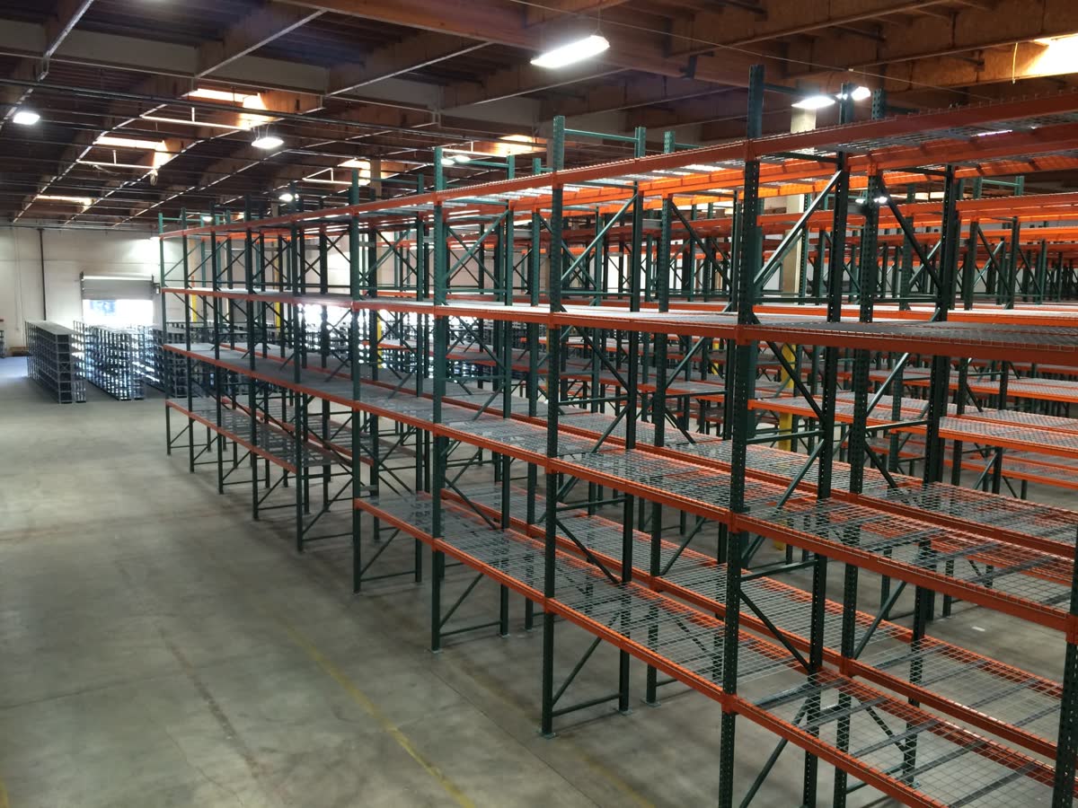 Warehouse pallet rack system spanning a large storage area
